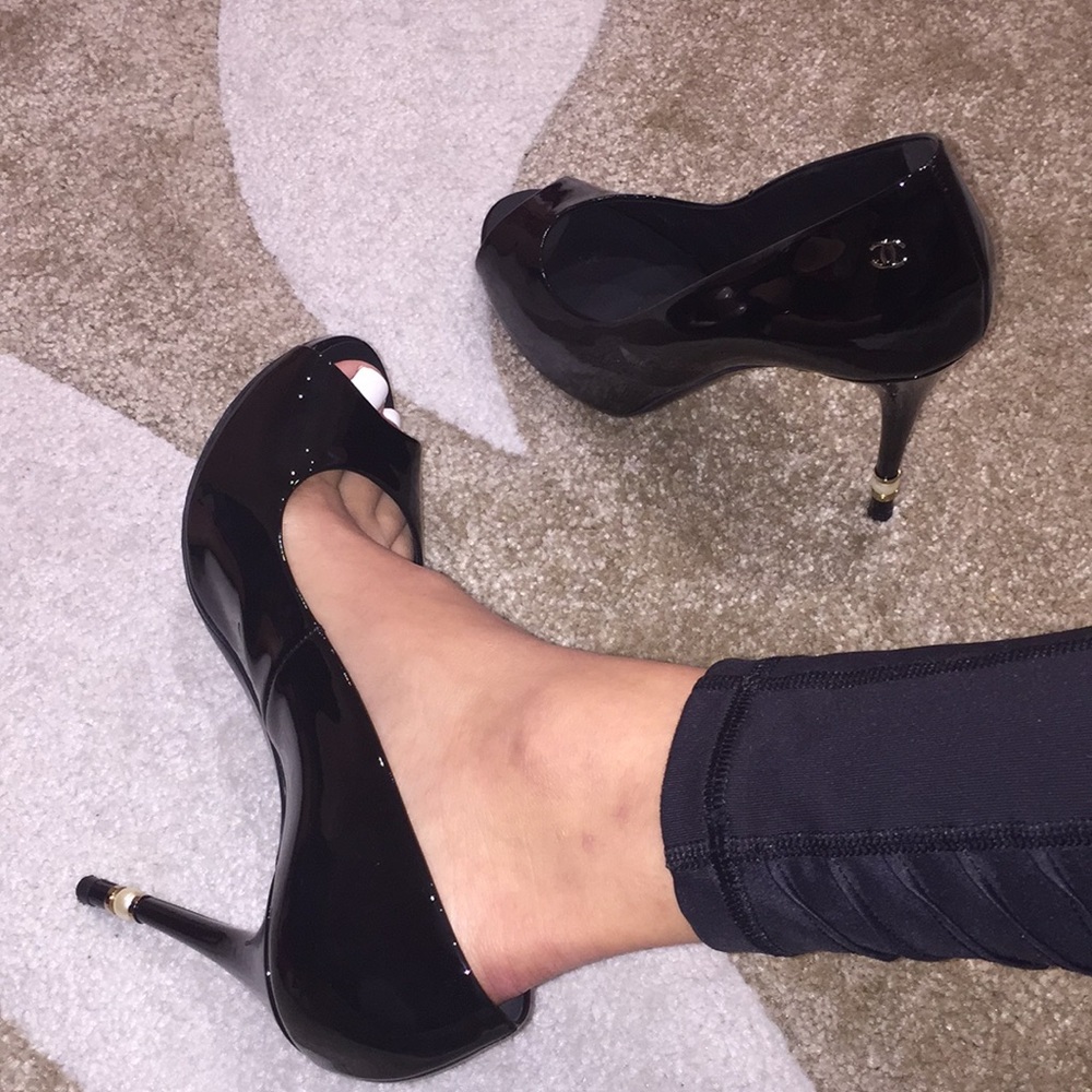 black with pearl chanel heels - Picture 8 of 8